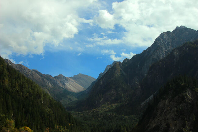 ★秋の九寨溝絶景紀行（６）～松藩県：岷山山脈<br /><br />どこからが松藩県かは分かりませんが、<br />おそらく松藩県に入った辺りだと思います。