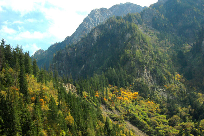 ★秋の九寨溝絶景紀行（６）～松藩県：岷山山脈<br /><br />松潘県は岷山山脈の中央部、青蔵高原の東縁に位置し、<br />岷江や涪江などの大河の源流でもある。<br />県内の主要河川には、岷江・涪江のほか<br />熱務曲・毛爾蓋・白草河など200以上があり、<br />これらは岷江・涪江の二大水系に合流して最終的には長江に注ぐ。<br />松藩県内の最高地点は岷山山脈の主峰でもある雪宝頂（5,588m）<br />県内のほとんどは山地であるが、<br />天然の草地の面積は568万畝におよびヤクなどの牧畜業が盛んです。<br />