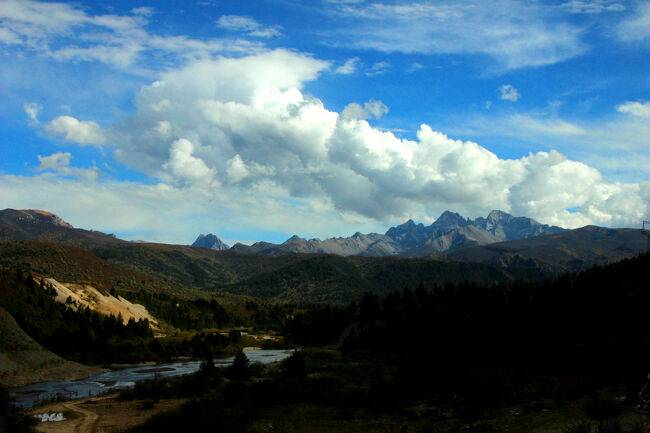 ★秋の九寨溝絶景紀行（６）～松藩県：岷山山脈<br /><br />谷間には岷江の源流が流れています。<br />岷江は大都市・成都の水源であり<br />成都郊外の都江堰（とこうえん）で治水利水・灌漑されています。<br />この都江堰は2200年も前に造られたと言われ<br />世界遺産に指定されています。