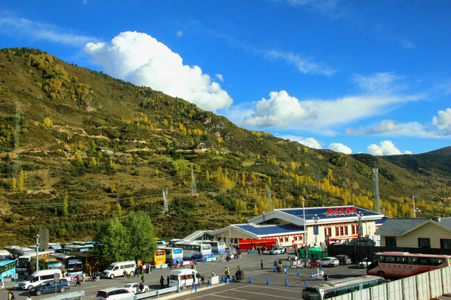 ★秋の九寨溝絶景紀行（６）～松藩県：黄龍九塞溝駅<br /><br />中国二日目に成都から高速鉄道（新幹線）で到着した<br />黄龍九塞溝駅が見えてきました。<br />この黄龍九塞溝駅は松藩県にあります。
