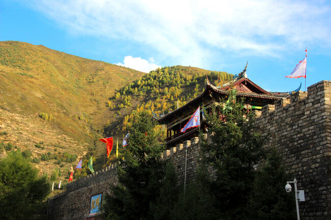 ★秋の九寨溝絶景紀行（６）～松藩県：松州古城：北門（鎮羌門）<br /><br />午後４時頃、松藩古城（松州古城）に到着しました。<br />北門（鎮羌門）駐車場側から見た松州古城：北門（鎮羌門）です。