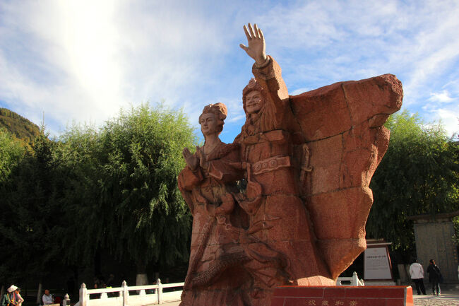 ★秋の九寨溝絶景紀行（６）～松藩県：松州古城：北門（鎮羌門）<br /><br />文成公主とソンツェン・ガンポ像: 北門前には、<br />松州古城のシンボルである文成公主とソンツェン・ガンポの<br />像があります。文成公主は唐の太宗の娘で、<br />ソンツェン・ガンポは吐蕃の王であり、政略結婚により結ばれました。