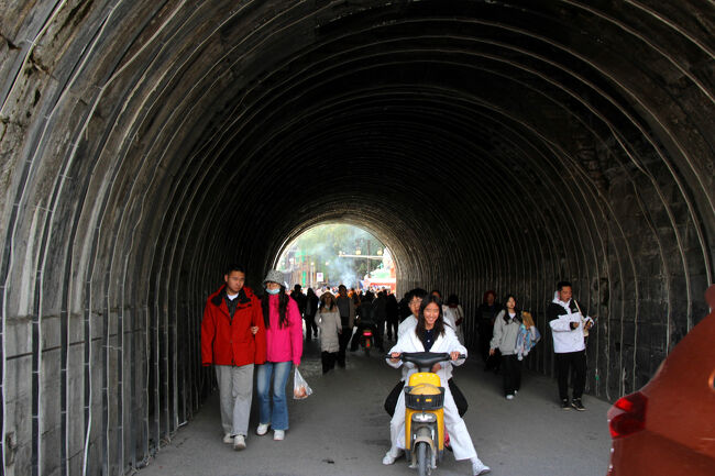 ★秋の九寨溝絶景紀行（６）～松藩県：松州古城：北門（鎮羌門）<br /><br />北門（鎮羌門）を潜り抜け古城内に入ります。<br />現在も主要道として利用されています。<br />かなり厚みのある重厚な城門です。