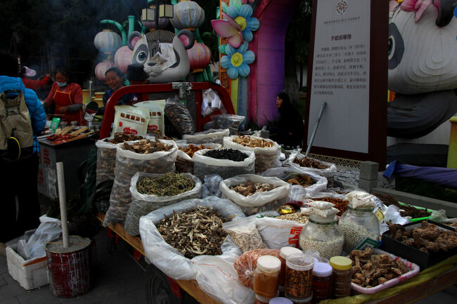 ★秋の九寨溝絶景紀行（６）～松藩県：松州古城：城内<br /><br />城内のメンストリートは常設店舗建物の他に様々な露天が<br />並んでいます。<br />マツタケやアミガサタケなど茸類が多種並んでいます。