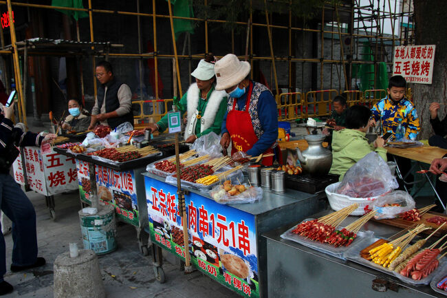 ★秋の九寨溝絶景紀行（６）～松藩県：松州古城：城内<br /><br />こちらはチベットの牛の仲間、ヤクの串焼きを売っています。<br />一串、１元（22円）です。<br />ここではヤクの肉は食べませんでしたが、<br />どかの夕食の四川料理でヤク肉が出ました。<br />肉系はあまり好きじゃない私の感想ですが<br />味はま不味くも美味しくもないって感じ(^-^;。