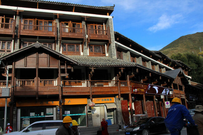 ★秋の九寨溝絶景紀行（６）～松藩県：松州古城：城内<br /><br />明代の城内はおそらくせいぜい２階建てで<br />このような４階建ては無かったので<br />近代になって懐古風に造られたのでしょう。