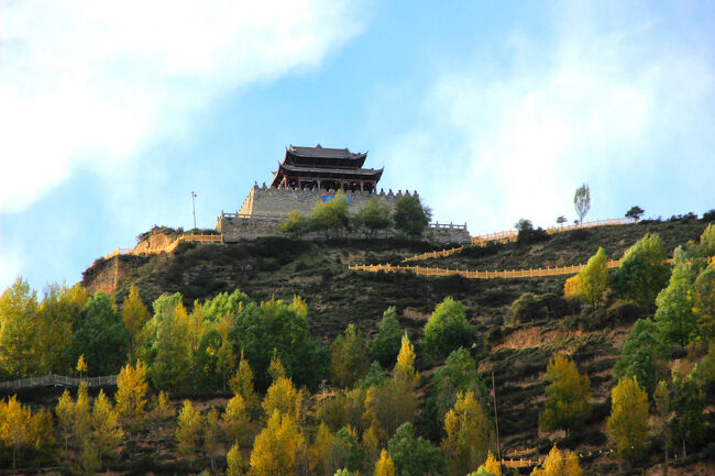 ★秋の九寨溝絶景紀行（６）～松藩県：松州古城：西門<br /><br />松州古城（松藩古城）の西門は山の上にあり「威遠門」とも<br />呼ばれています。<br />威遠門はその名の通り「威厳をもって遠くを鎮める」という<br />役割を担っていました。<br />地理的に見ても、単なる城門と言うより見張りの砦のような<br />存在だったと思われます。<br />建物は近年再建されたものです。