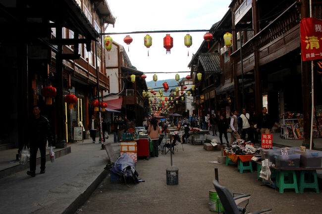 ★秋の九寨溝絶景紀行（６）～松藩県：松州古城：城内<br /><br />城内のメインストリートは工事中で工事前は石畳だったようですが<br />全部はがされていて風情が無いのが残念です。