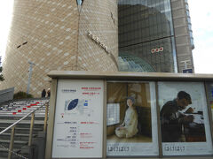 淀屋橋　→　本町　→　谷町4丁目　地下鉄で移動しました。

谷町4丁目には国立大阪医療センターがあるので　地下道の地図を見て　その方向に向かうと地上までエレベーターで辿り着けて楽ですよ。
駅の地下道に調剤薬局があったので、さすが医療センターの駅だと納得しました。
大阪歴史博物館とNHK大阪が並んで建っています。「ばけばけ」のポスターです。