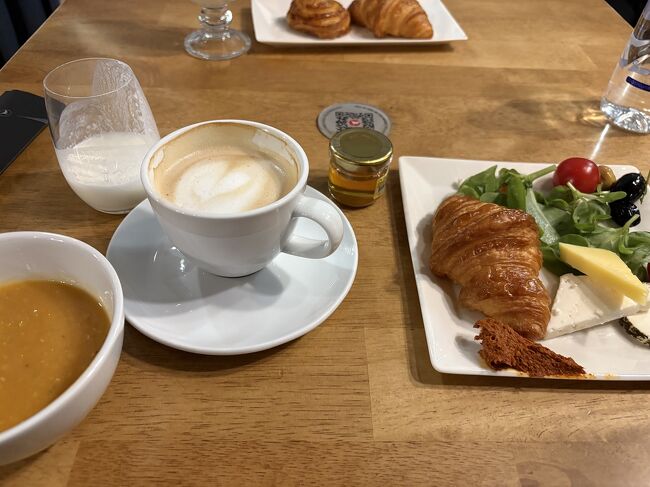 トルコ航空のラウンジも、今回の旅の楽しみの一つ。<br />ただ激混みで、席を見つけるのに10分以上かかりました。