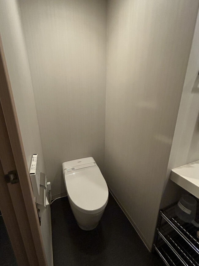 洗面所の中にトイレがあります。