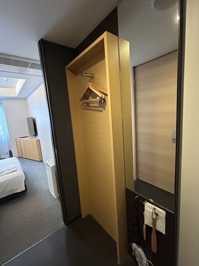 ドアを開けて右手です。コートなどかけました。