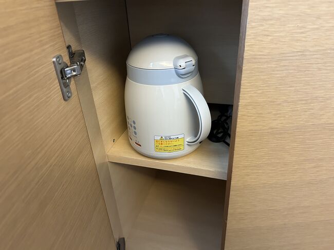 テレビ台の棚にポットも用意されていました。