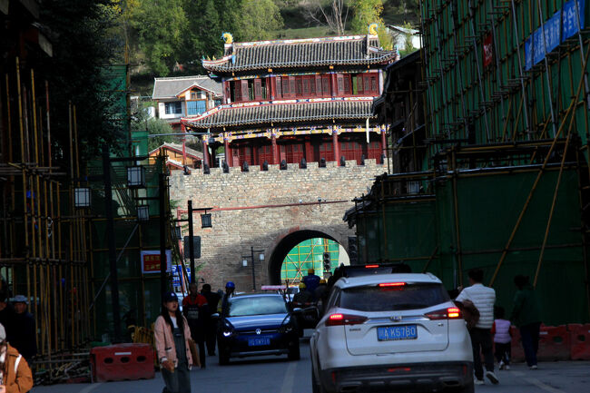 ★秋の九寨溝絶景紀行（６）～松藩県：松州古城：東門<br /><br />松州古城の東門は「覲陽門（きんようもん）」と呼ばれています。<br />この門は、東と西を結ぶ大通りの起点となっており、<br />飲食店やお土産屋が軒を連ねています。<br />石垣は明代に再建されましたが、建物は近代に再建されたものです。<br /><br />