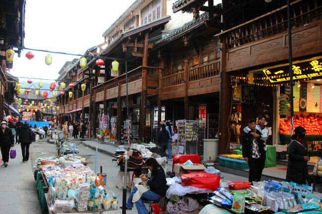 ★秋の九寨溝絶景紀行（６）～松藩県：松州古城：城内<br /><br />露天数も工事前に比べると<br />かなり少ないそうです。<br />