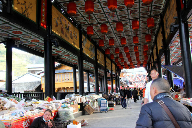 ★秋の九寨溝絶景紀行（６）～松藩県：松州古城：古松橋<br /><br />古松橋の通路には露天商が並んでします。<br /><br />