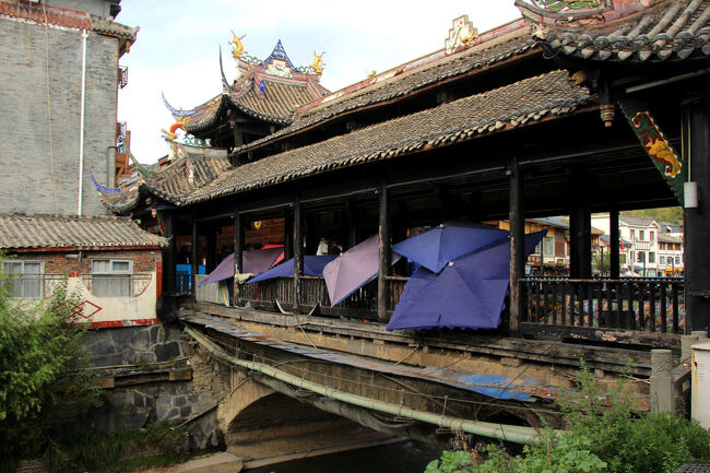 ★秋の九寨溝絶景紀行（６）～松藩県：松州古城：古松橋<br /><br />古松橋を渡り、左岸から古松橋を望んだ構図です。<br />橋の下を岷江が流れています。<br />岷江は成都市に水を供給する大河ですが<br />この辺りの川幅は７，８ｍしかありません。