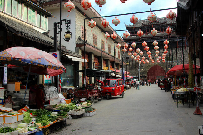 ★秋の九寨溝絶景紀行（６）～松藩県：松州古城：南門<br /><br />メインストリートの向こうに南門が見えてきました。