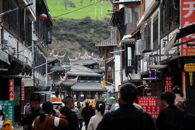★秋の九寨溝絶景紀行（６）～松藩県：松州古城：<br /><br />メインストリートから西に延びる脇道の向こうにも<br />中国らしい建物が見えていますが<br />時間が無いの残念ながらスルーします。