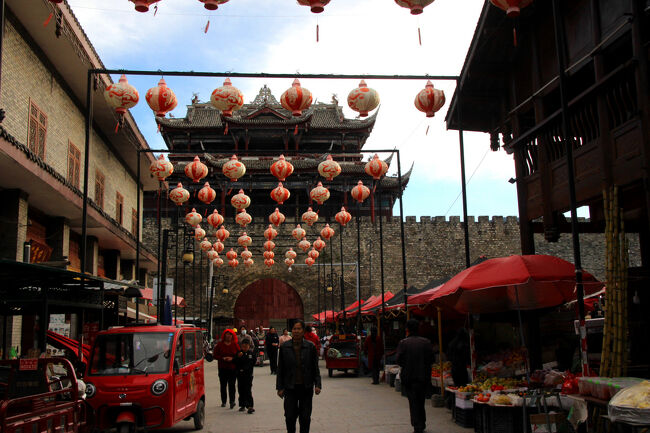 ★秋の九寨溝絶景紀行（６）～松藩県：松州古城：南門<br /><br />松藩県は黄龍のある県ですが、<br />黄龍の観光客に比べると客数は格段に少なく<br />その観光客のほとんどは中国人のようです。