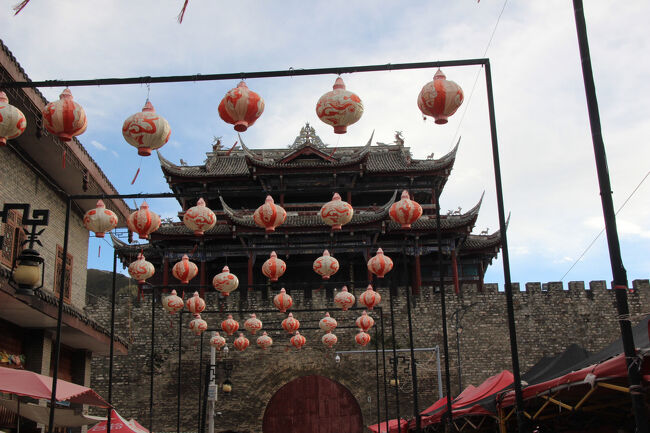 ★秋の九寨溝絶景紀行（６）～松藩県：松州古城：南門<br /><br />南門は延薫門とも呼ばれ、威風堂々とした城門です。