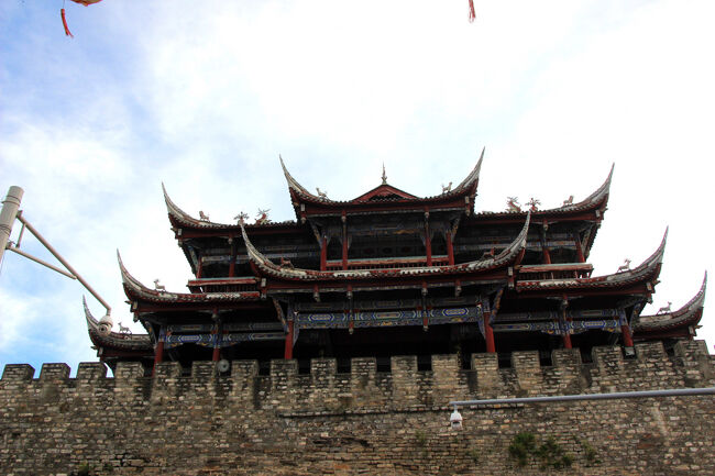 ★秋の九寨溝絶景紀行（６）～松藩県：松州古城：南門（延薫門）<br /><br />散策ルートとしては北門から歩いてくるのが一般的ですが<br />門の規模からすれば、この南門（延薫門）が主要門だったと<br />思われます。