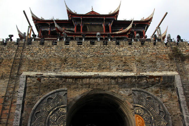 ★秋の九寨溝絶景紀行（６）～松藩県：松州古城：南門（延薫門）<br /><br />城門をくぐり上記と反対方向から見た南門（延薫門）です。<br />城門入口前に四角い枠と半円状の扉があります。<br />この門扉は近年、映画やTVドラマ撮影用に<br />新しく造られたそうです。<br />創建当時はどんな門扉があったかは不明なようで<br />本当に時代考証をして造られたのか甚だ疑問です。