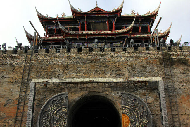 ★秋の九寨溝絶景紀行（６）～松藩県：松州古城：南門（延薫門）<br /><br />松州古城は明朝時代（1368年～1644年）に築城され、<br />全長6.2km、高さ12.5mの城壁に囲まれています。<br />この城壁は非常に頑丈で、厚さが国内で最も厚い12mに<br />達する場所もあります。<br />城内にはかつて軍事拠点として栄えた面影が残り、<br />チベット族やチャン族、回族、漢民族など<br />多様な文化が融合した風景を楽しめます。