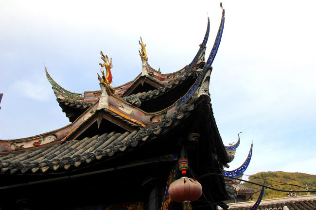 ★秋の九寨溝絶景紀行（６）～松藩県：松州古城：古松橋<br /><br />いかにも中国らしい古松橋の反り屋根。