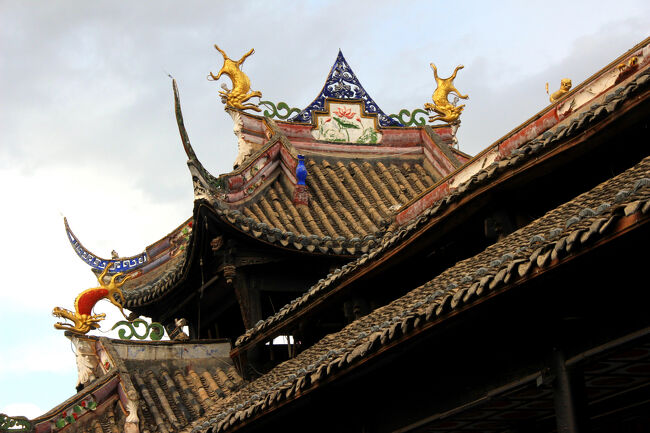 ★秋の九寨溝絶景紀行（６）～松藩県：松州古城：古松橋<br /><br />中国らしい反り屋根がいつ頃から現れたのか、<br />具体的な時期を特定するのは難しいそうですが、<br />唐代（7世紀～10世紀）にはかなり洗練された形に<br />なっていたと考えられています。<br /><br />秦・漢代: 緩やかな反り<br />唐代: より顕著な反り<br />宋・元・明・清代: 複雑な装飾と多様な形式