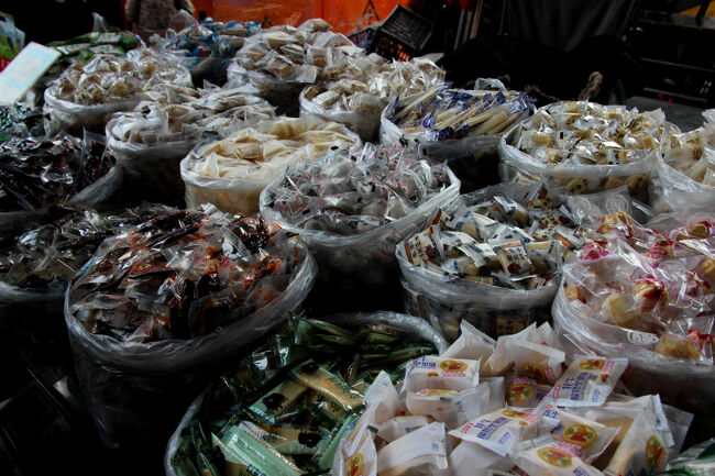 ★秋の九寨溝絶景紀行（６）～松藩県：松州古城：城内<br /><br />ヤクの乳で造られた乳製品のお菓子がたくさん売られていました。<br />四川省でもチベットに近いこの地域は四川と西蔵（チベット）<br />両方の影響が見られることから川蔵とも呼ばれ<br />チベット文化が息づいています。<br /><br />このヤクの乳製品はヤクの乳を煮詰めて砂糖や乾燥果実などを<br />加え乾燥させた甘いチーズのようなオヤツです。<br />お値段も手頃で美味しいのでお土産に最適だと思います。<br />私的にはヨーグルト味がお気に入りです。<br />