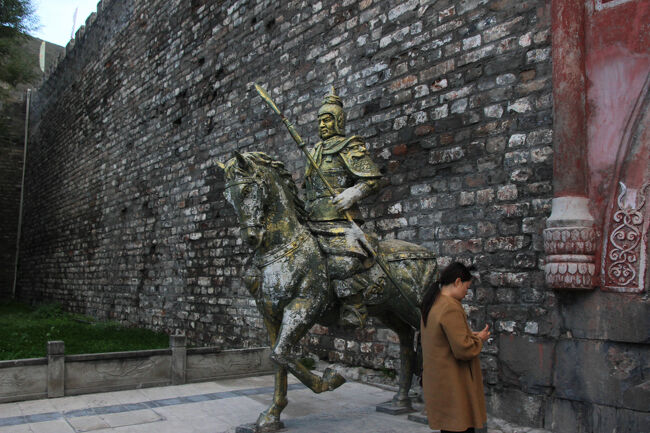 ★秋の九寨溝絶景紀行（６）～松藩県：松州古城：北門（鎮羌門）<br /><br />長い槍を見ていると映画<br />中国春秋戦国時代『キングダム』の将軍たちが<br />持って戦う異様に大きい矛(ほこ)や槍を思い出しました。<br />さすがに王騎将軍の持つ矛(ほこ)は巨大すぎじゃね？<br /><br />