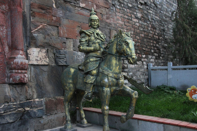 ★秋の九寨溝絶景紀行（６）～松藩県：松州古城：北門（鎮羌門）<br /><br />城門前の左右にブロンズ製のような騎馬像が建っていました。<br />松州古城が築城された明時代の騎士像かなと想像しますが<br />詳細は分かりません。