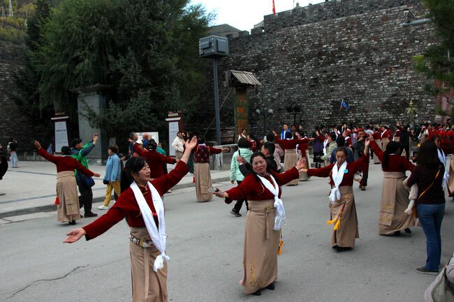 ★秋の九寨溝絶景紀行（６）～松藩県：松州古城：北門城外<br /><br />北門（鎮羌門）ではチベット人によるチベタンダンスの<br />パフォーマンスが行われました。<br /><br />