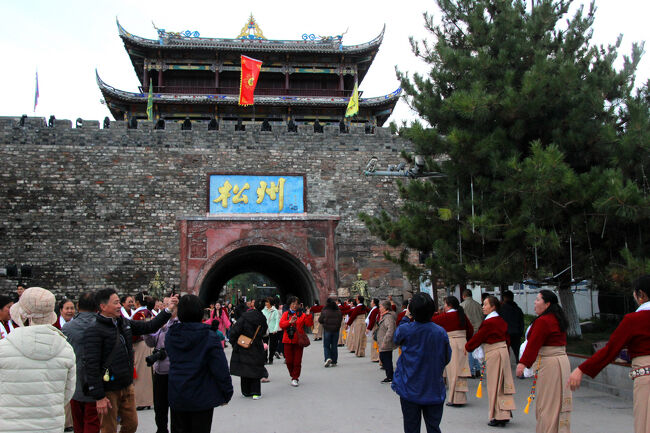 ★秋の九寨溝絶景紀行（６）～松藩県：松州古城：北門城外<br /><br />踊り子（？）は皆、オジサン＆オバサンたちなので<br />見た目の華やかさはありませんが、<br />日本の盆踊りのような感じで<br />とても近しく温もりを感じました。