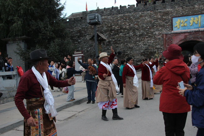 ★秋の九寨溝絶景紀行（６）～松藩県：松州古城：北門城外<br /><br />https://youtu.be/pW2yk0vbTac?si=ozfqUUvRJO1laP-j<br /><br />＜チベタンダンス＞