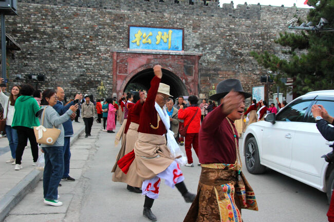 ★秋の九寨溝絶景紀行（６）～松藩県：松州古城：北門城外<br /><br />男性陣の踊りはまるで鷹や鷲が舞っているような<br />勇壮でありながらとても優美な動きです。