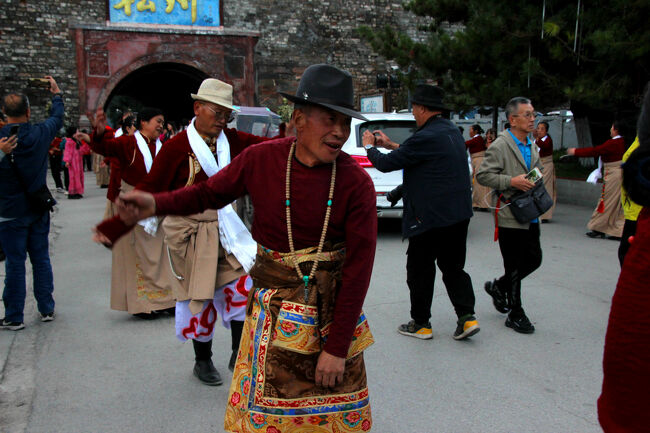 ★秋の九寨溝絶景紀行（６）～松藩県：松州古城：北門城外<br /><br />インカやアステカなどの中南米民族も<br />よくパナマハットを被りますが、中南米のパナマハットは<br />エクアドルが起源だそうですが、<br />チベット男性のパナマハットの起源は何なんでしょうね？