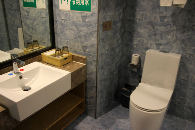 ★秋の九寨溝絶景紀行（６）～蕃坊絲路ホテル：洗面所<br /><br />備品やアメニティは高級ではありませんが<br />そつなく揃っていて十分で、バスタブもありました。<br />お湯になるまで少し時間がかかるので辛抱強く待ちましょう。