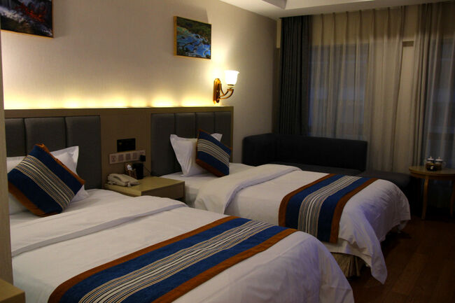 ★秋の九寨溝絶景紀行（６）～蕃坊絲路ホテル：部屋<br /><br />ベットルームもこぎれいで満足です。<br />床暖房だそうですが、松藩の規定で１１月からの稼働のようです。