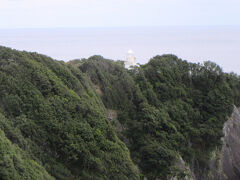 叶崎の上に白い叶崎灯台が立っています。