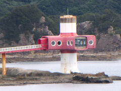 足摺海底館（土佐清水市竜申）
水族館ではなく、海中のサンゴ礁や熱帯魚たちを、自然の状態で観察できる海中展望塔。水深7mまで階段を降りて、丸い小窓から海中を観察できます。