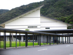 足摺海洋館 SATOUMI（土佐清水市三崎）
黒潮の中で生活している竜串湾の生き物など、約350種類、1万5千点を展示しています。