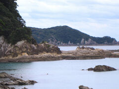 様々な地質や地層が重なってできた、奇岩奇勝の竜串海岸が向こうへと続いています。