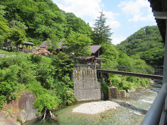 宝川ビュー（お部屋からの眺め）<br /><br />宝川の名前の由来は「宝がとれる川」。昔は銅がとれたんだそう<br />緑に囲まれて気持ちがいい。まずはお風呂へ