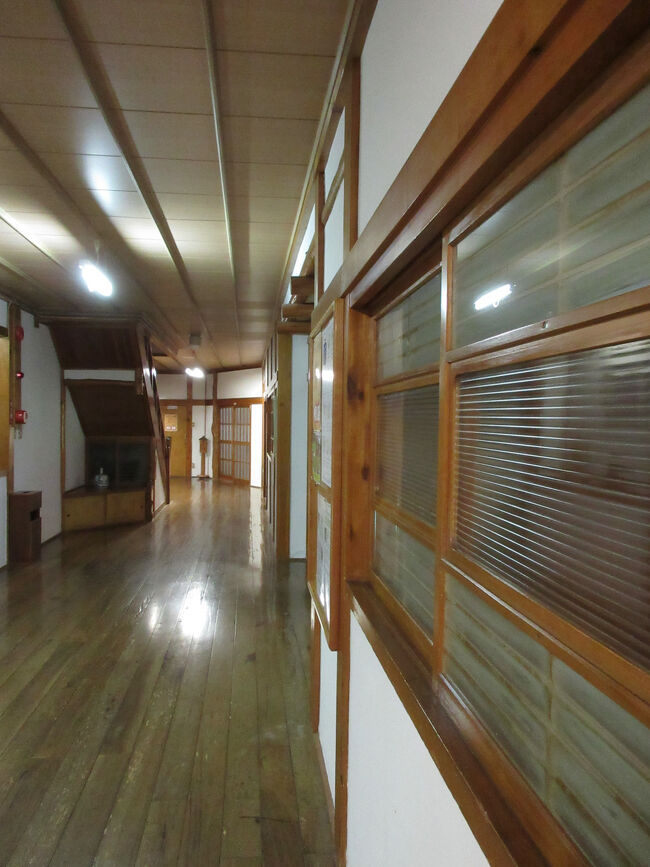 廊下<br /><br />年季が入っているけど、ピッカピカに磨き上げられている。広いのにどこもピカピカですごい。木造って磨けば光るんだよね～<br />