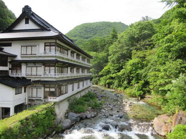 橋から本館ビュー<br />旅館は山峡の一軒宿