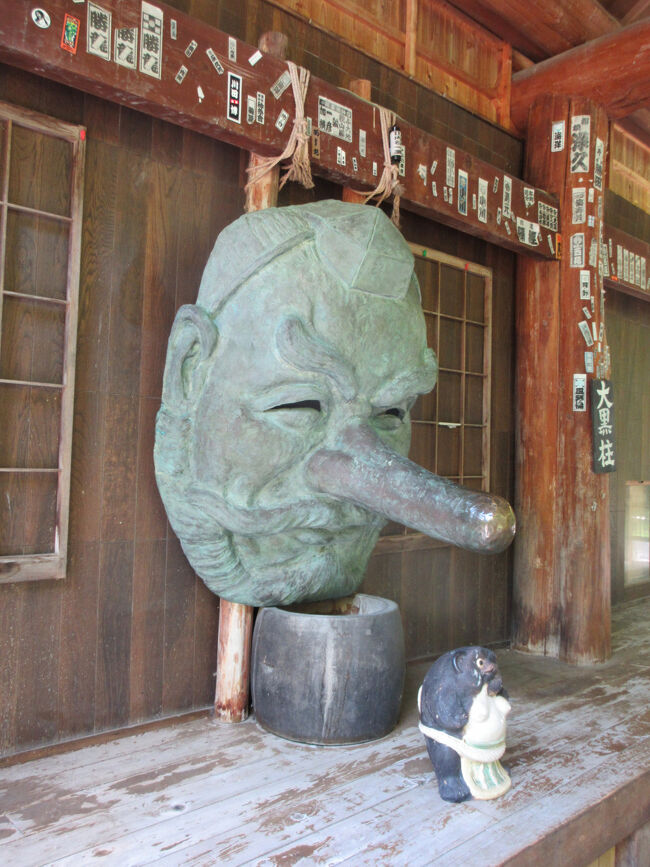 大きな天狗（露天風呂周辺）<br />駅の天狗も大きかったけど、ここのも大きい<br /><br />露天風呂までの道のりも、緑豊かで気持ちいしいい感じに腹ごなしになっていいね