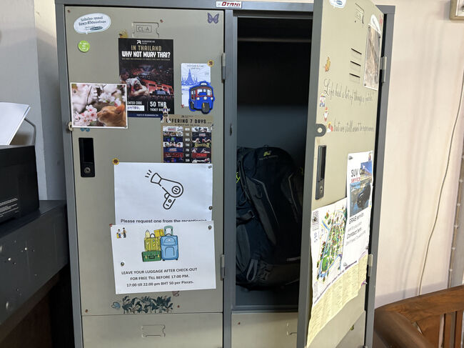 バンコク・パタヤ５日目です。<br />この日は、市内マイナー寺院と市場を観光した後、パタヤへ移動します。<br />ホテルをチェックアウト<br />デポジットの500バーツ（2,500円）は無事に戻ってきました。<br />チェックアウト後に荷物を預かってほしいと依頼したところ、ロッカーに入れて保管しますと。<br />私がこれまで泊まった東南アジアのホテルでは、荷物はその辺に置きっぱなしが普通でした。<br />はじめてロッカーに鍵付きで預かってもらいました。<br />