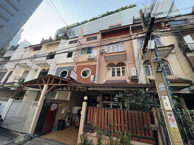 今回4泊したステイホステルの評価<br />毎日清掃してくれた（これまで私が泊まった東南アジアのホテルではフロントにお願いしないと清掃してくれない）<br />立地が抜群（スクンビット駅徒歩３分）<br />お湯が出る<br />ということで、５つ星評価です。<br />